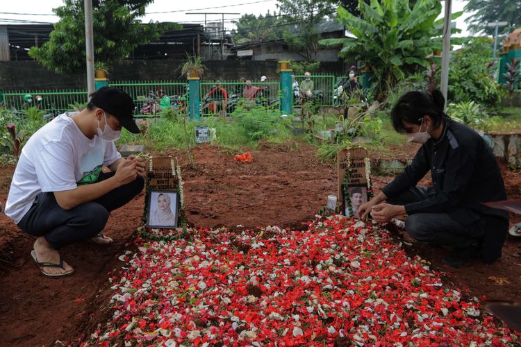 Warga ziarah ke makam Vanessa Angel dan Febri (Bibi) Andriansyah di Taman Makam Malaka, Pesanggrahan, Jakarta Selatan, Jumat (5/11/2021). Vanessa Angel dan Bibi Andriansyah meninggal dalam sebuah kecelakaan tunggal di Tol Jombang, Jawa Timur, Kamis (4/11/2021).