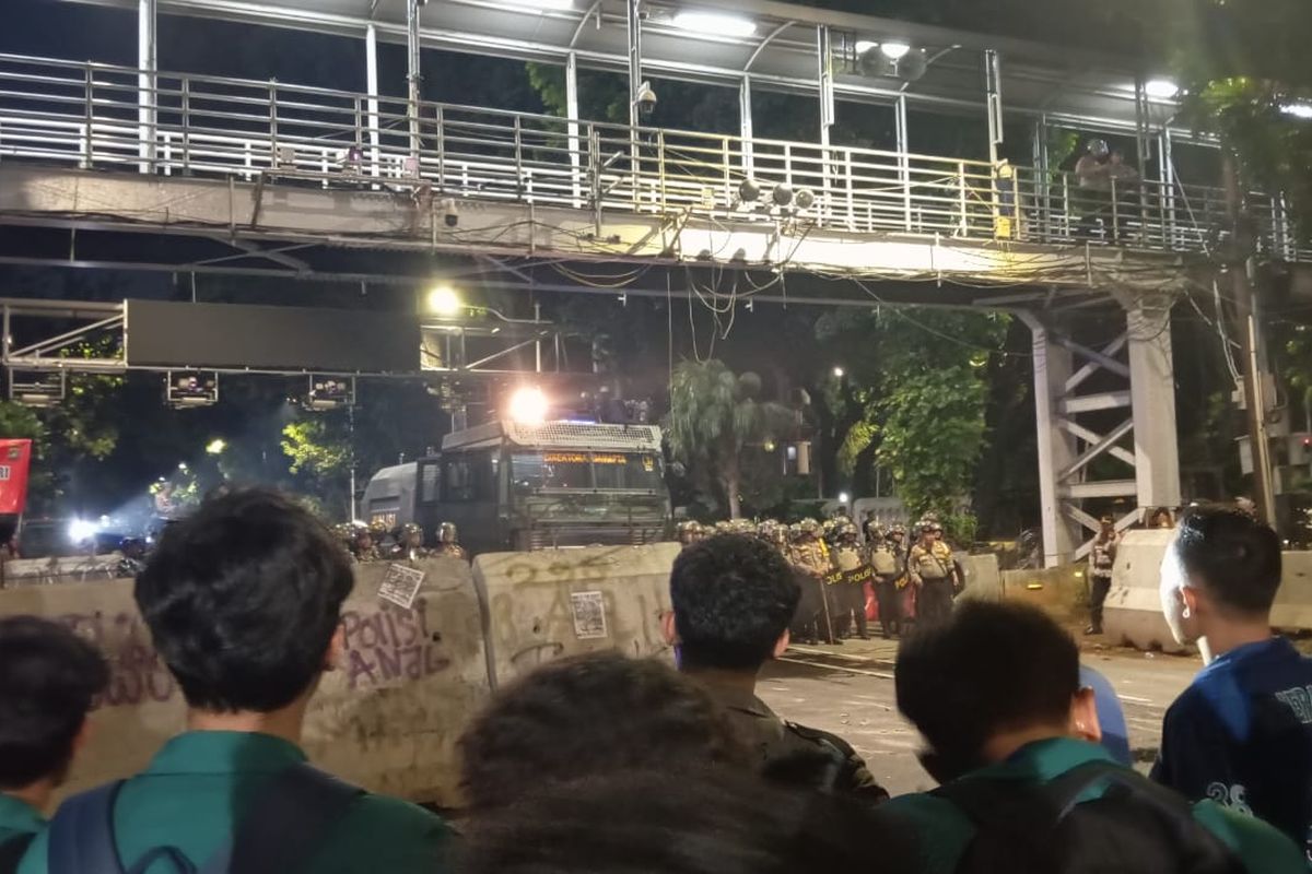 Massa Demo Tolak PPN 12 Persen Enggan Bubar, Polisi Pajang Water Cannon di Depan Mahasiswa