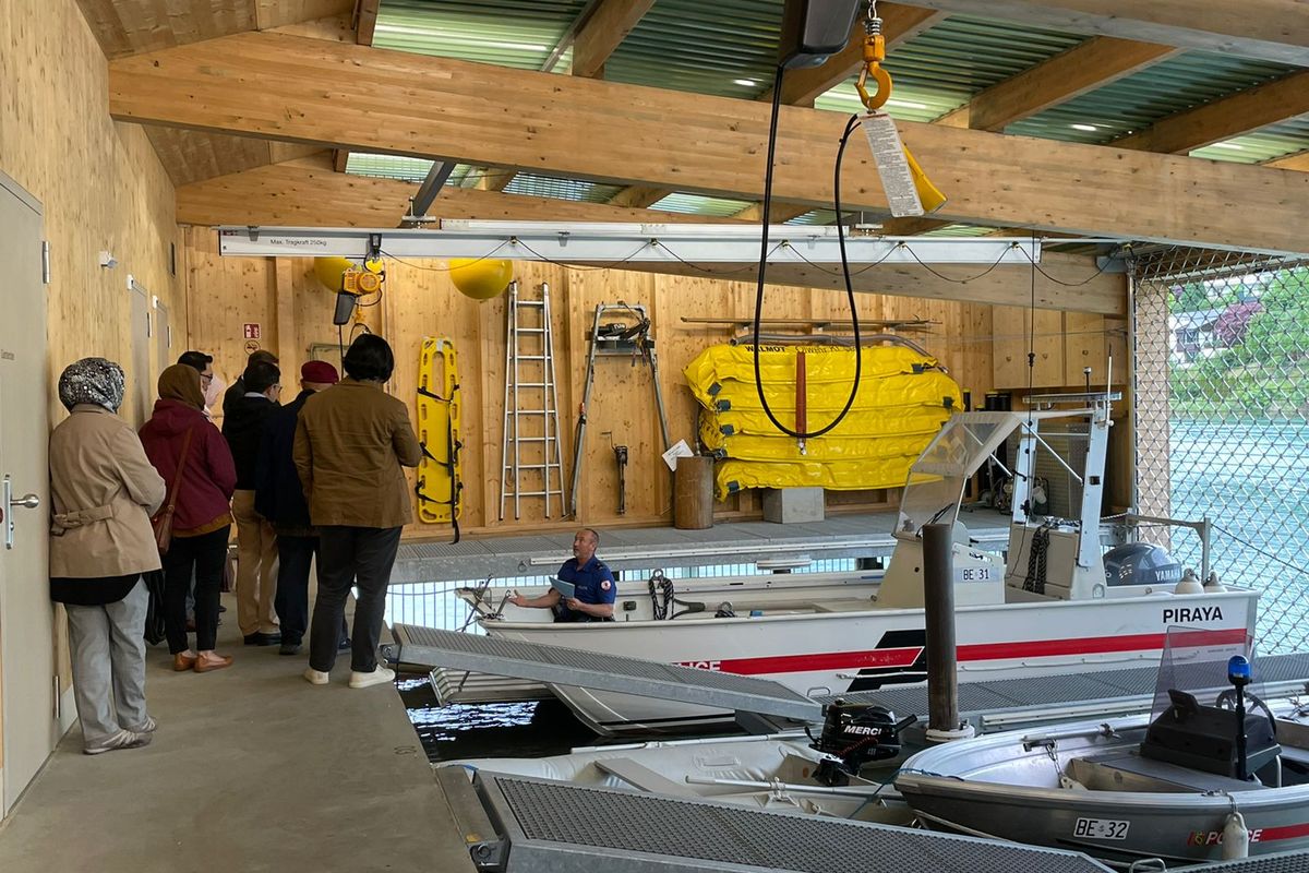 Keluarga Ridwan Kamil dan KBRI Bern mendengarkan briefing dari Polisi Maritim, Selasa (31/5/2022).