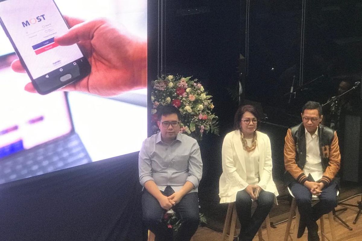 Managing Director Mandiri Sekuritas (tengah) Lisana Irianiwati di Jakarta, Senin (1/4/2019).