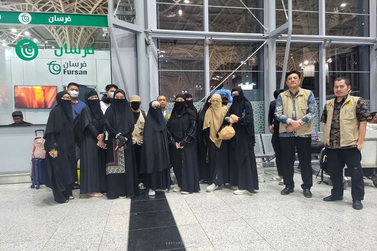 Tim Pelindungan Jamaah Haji KJRI Jeddah mendampingi pemulangan 34 WNI (pakai masker) di Bandara Madinah. Senin (3/6/2024) dini hari Waktu Arab Saudi