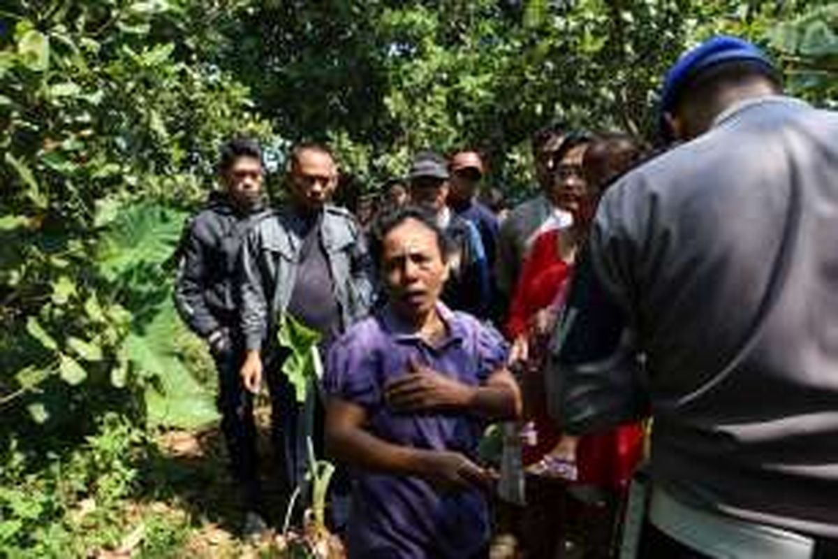 Polisi mengamankan tempat ditemukannya mayat laki-laki tanpa identitas di kebun pisang dekat permukiman warga, Jalan Kampung Ciater, Lengkong Wetan, Serpong, Tangerang Selatan, Selasa (26/7/2016). Mayat ditemukan dalam kondisi terbakar dan terbungkus kain sarung.