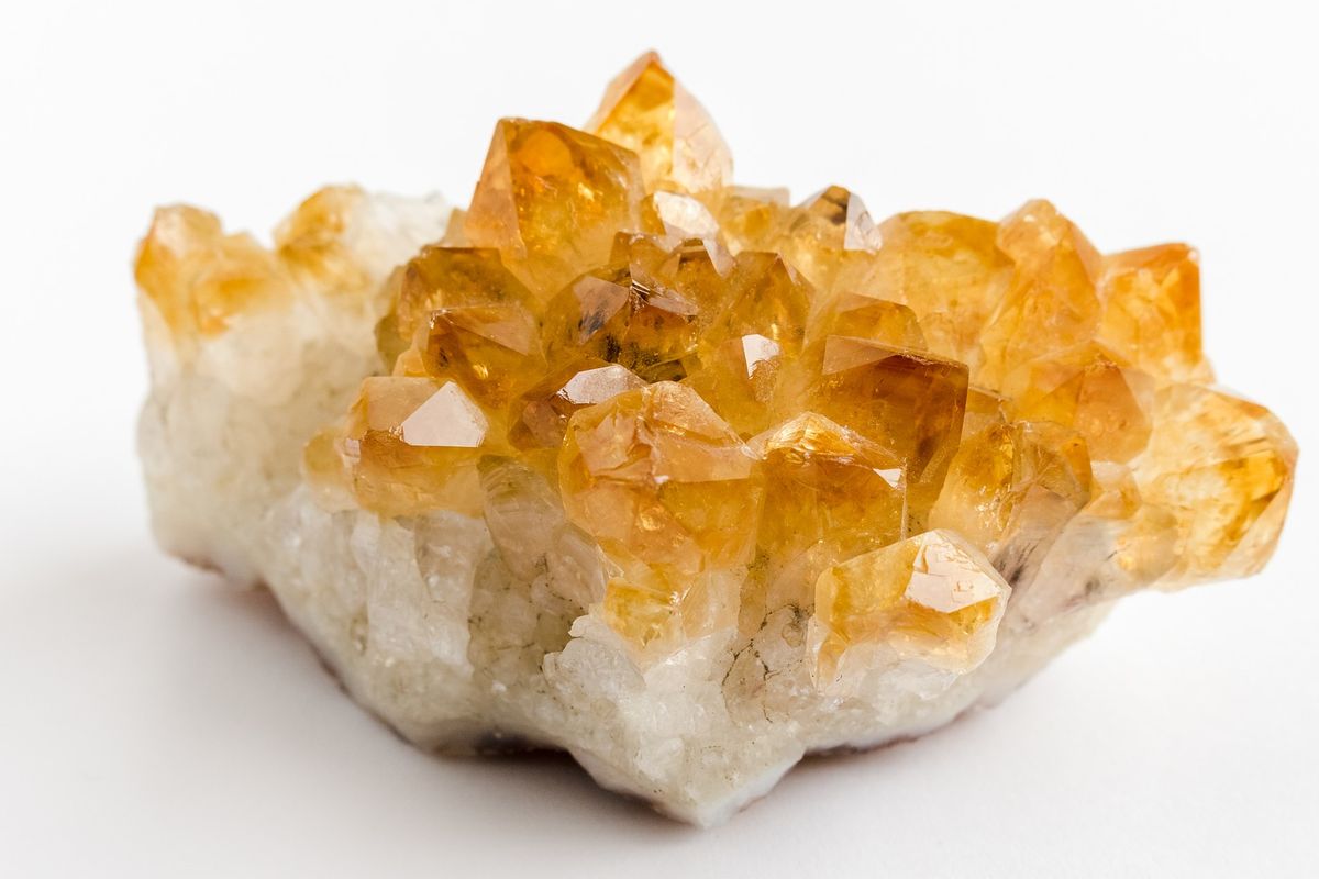 Ilustrasi batu citrine. Menurut feng shui, batu citrine dapat menarik energi positif dan kekayaan ke dalam rumah.