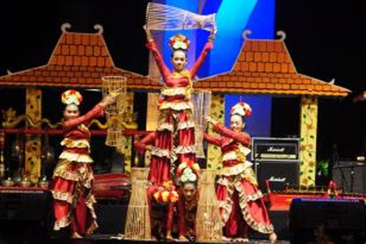 Tarian Paseser Binik yang dimainkan penari-penari asal Kabupaten Sampang, Sabtu (18/10/2014) dalam pagelaran budaya Madura yang dikemas dalam Semalam di Madura.