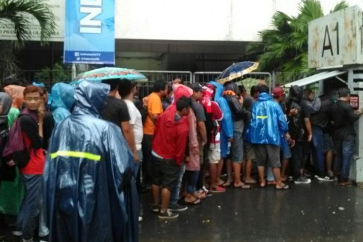 Suasana antrean tiket di loket A1 Stadion Manahan jelang laga PSMS Medan kontra Persija Jakarta pada Sabtu (10/2/2018).