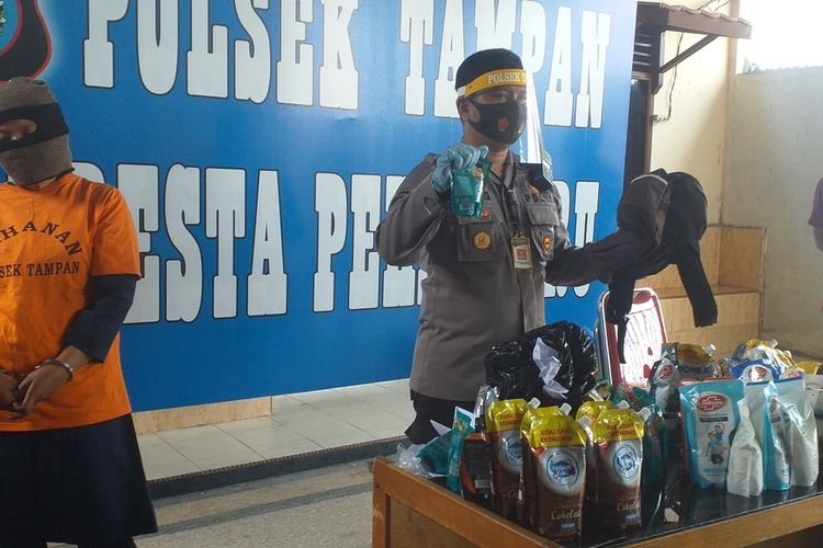 Kapolsek Tampan Kompol Hotmartua Ambarita saat konferensi pers memperlihatkan barang bukti hasil ngutil yang dilakukan seorang IRT berinisial DS alias Dewi (34) di Kecamatan Tampan, Pekanbaru, Riau, Rabu (2/9/2020).