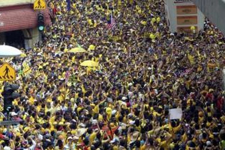 Pengunjuk rasa pendukung Koalisi BERSIH, berkumpul dalam aksi anti-pemerintah di Kuala Lumpur, Malaysia, Sabtu (29/8/2015). Puluhan ribu warga Malaysia berkumpul di pusat Kuala Lumpur, menyerukan penggulingan perdana menteri atas tuduhan korupsi dan permintaan reformasi.