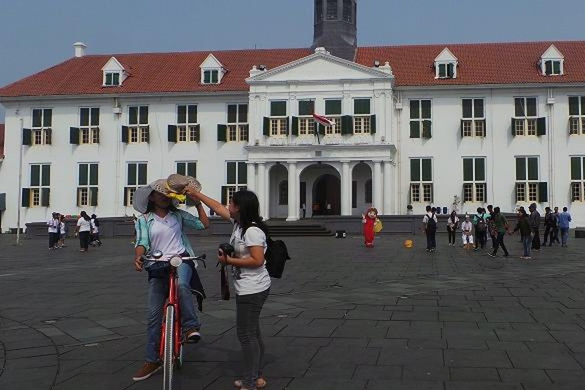 Pengunjung Kota Tua Jakarta sedang menaiki sepeda onthel di pelataran Museum Fatahillah, Jakarta, Selasa (23/6/2015).