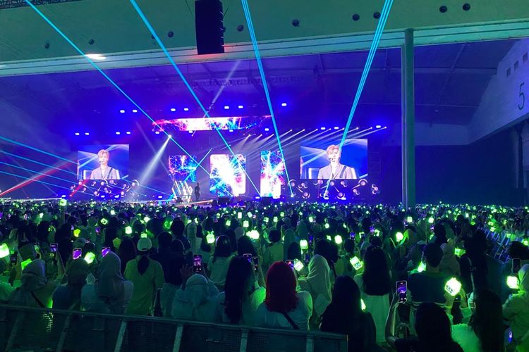Penampilan NCT Dream membawakan lagu Glitch Mode di konser The DREAM Show 2 : In A DREAM in JAKARTA yang diselenggarakan di Indonesia Convention Exhibition (ICE) Tangerang, Banten, Sabtu (4/3/2023).