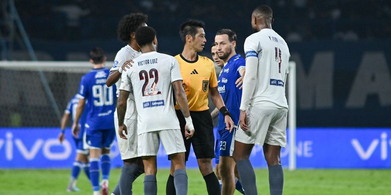Wasit asal Jepang Yudai Yamamoto mulai bertugas di Super League 2025-2026 pada laga tunda pekan ke-8 duel Persib Bandung vs PSM Makassar, Sabtu (27/12/2025) di Stadion Gelora Bandung Lautan Api (GBLA). 