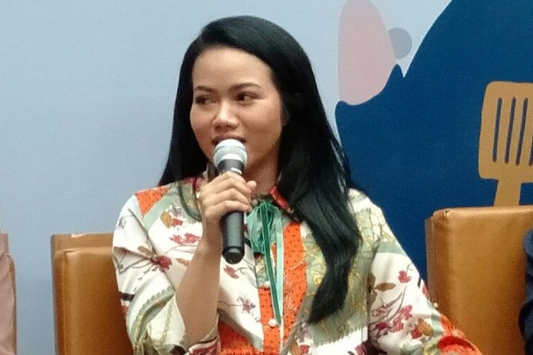 Penyanyi Yura Yunita saat konferensi pers proyek Merakit Ruang Kolaborasi di kawasan Blok M, Jakarta, Senin (2/12/2019)