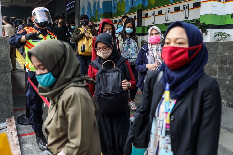 The Jakarta provincial government has forbidden the firms in the city to conduct layoffs during the new normal transition.
