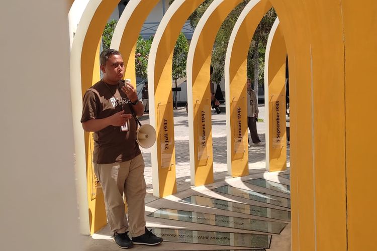 WAJAH BARU: Penanggung Jawab Unit Museum Benteng Vredeburg, M Rosyid Ridho memberikan penjelasan soal Taman Patriot di kawasan Museum Benteng Vredeburg, Yogyakarta, Kamis (16/5/2024).