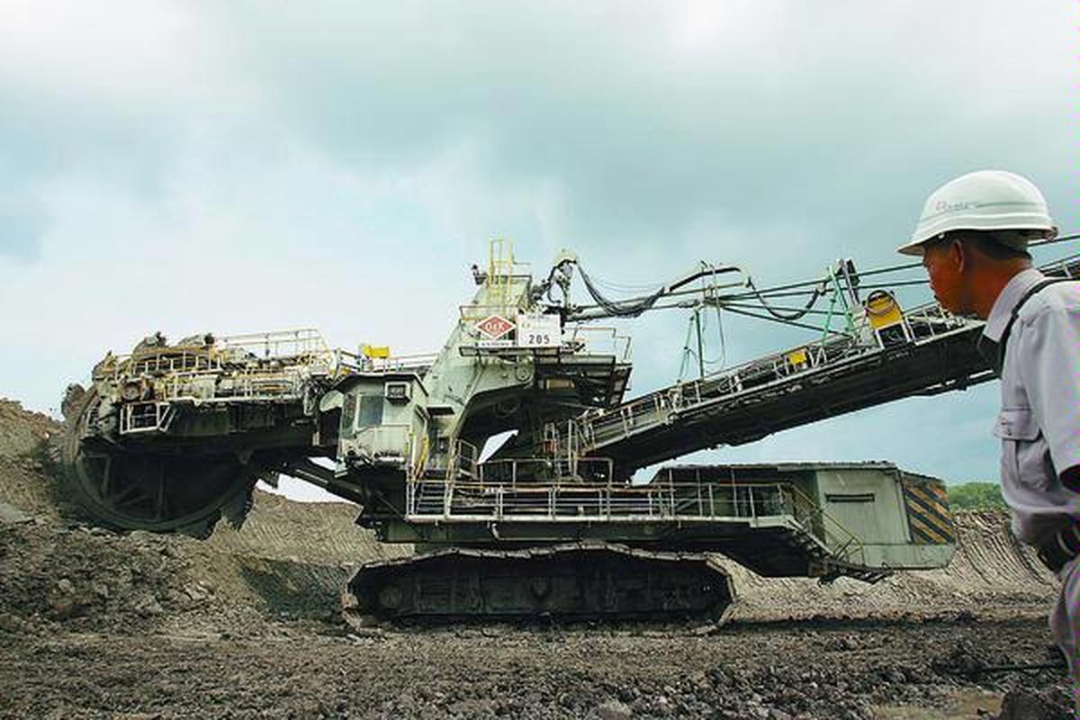 Alat berat membantu penambangan batu bara di Bukit Asam, Sumatera Selatan, beberapa bulan lalu.