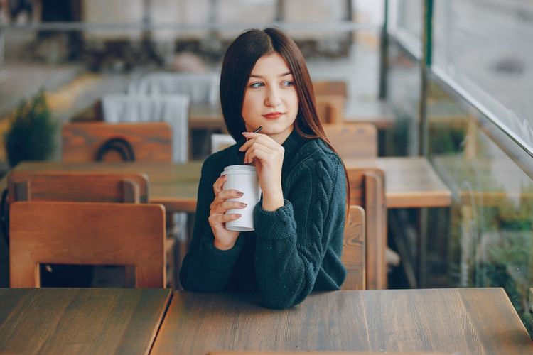 20 Pose Foto Sendiri yang Bikin Feed Instagram Makin Keren