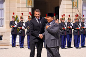 Temui Macron, Prabowo Disambut Pasukan Kehormatan di Istana Elysee