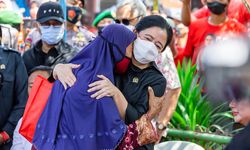 Warga Brebes Ini Tak Kuat Menahan Tangis Setelah Dapat Bantuan Renovasi Rumah dari Puan Maharani