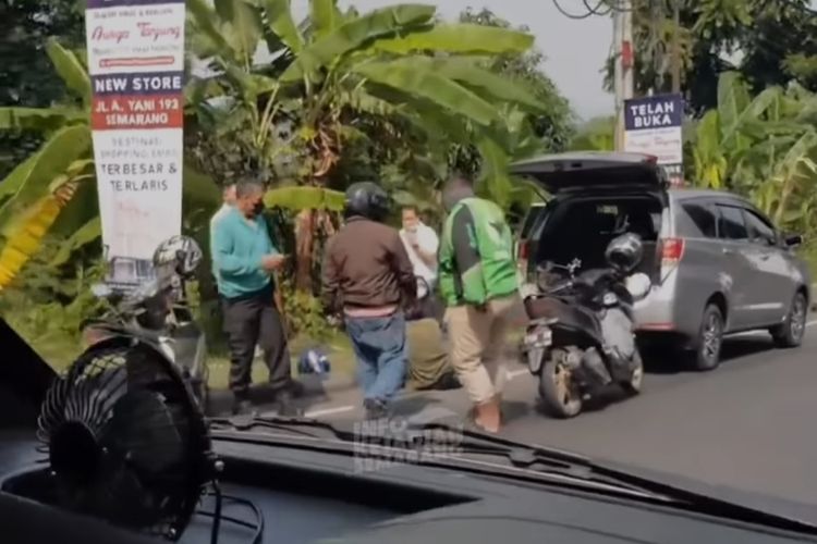 Pengendara sepeda motor berjatuhan di tanjakan Jalan Gombel Lama Semarang. Senin (12/12/2022)