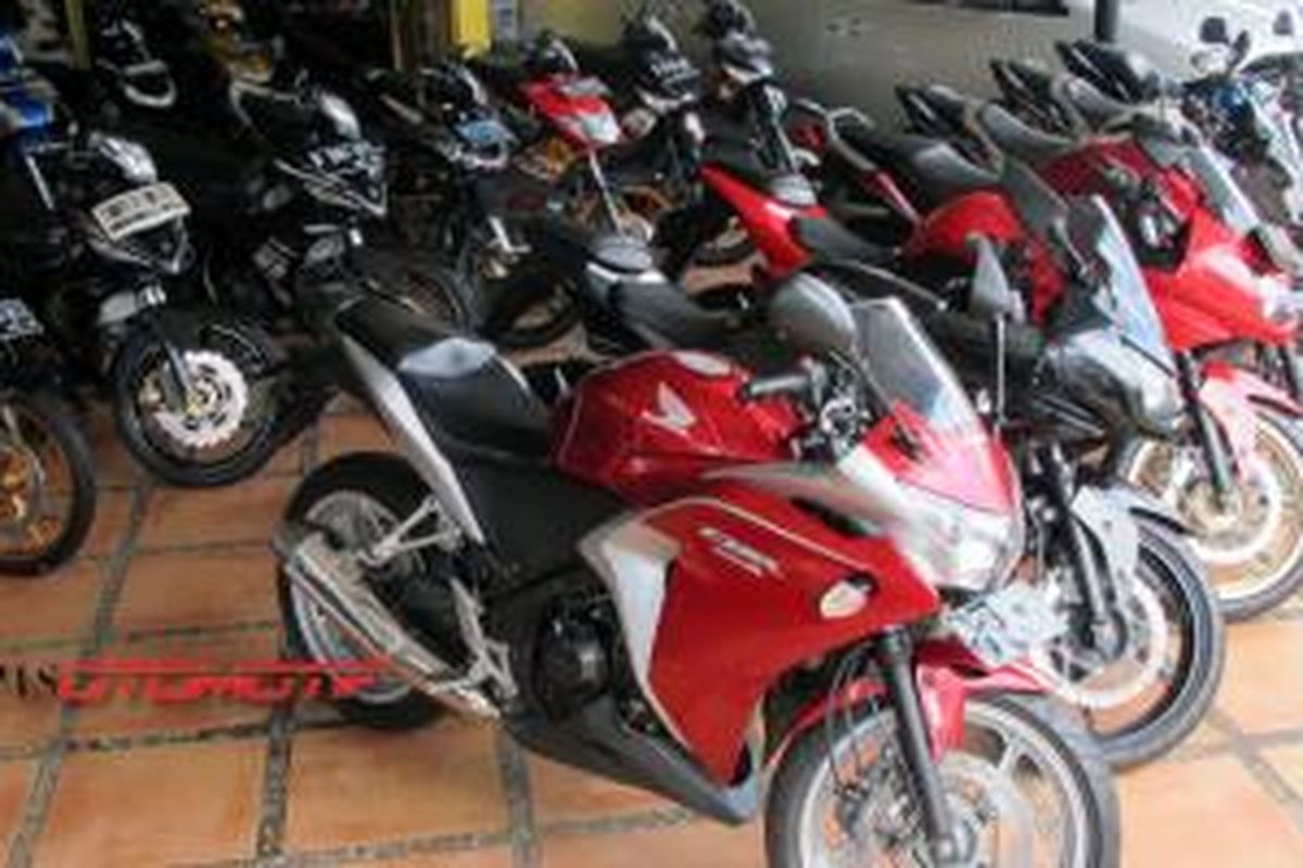 Deretan sepeda motor bekas yang ditawarkan di Duta Motor, Senin (9/6/2014).  