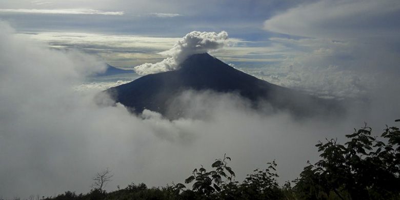 Gunung Sumbing yang berselimut awan hujan.