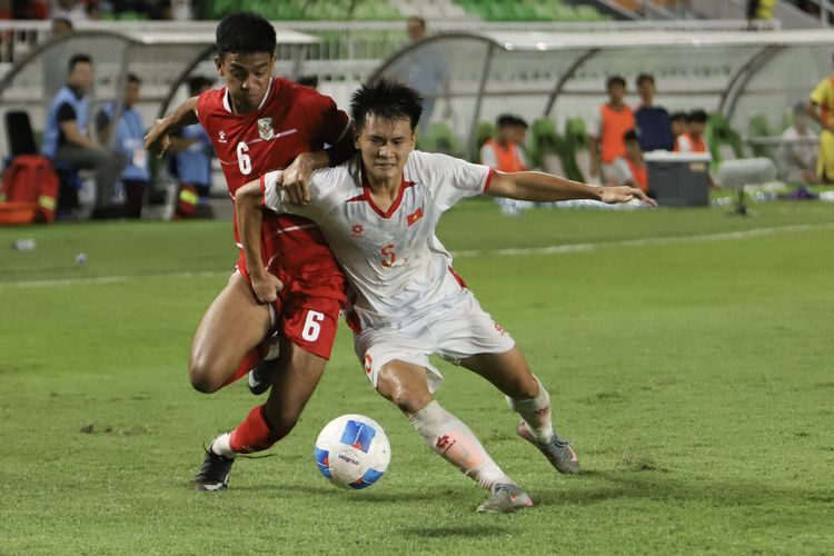 Pesepak bola Timnas U19 Indonesia Evandra Florasta (kiri) berebut bola dengan pesepak bola Vietnam U19 Tan Dung Le (kanan) pada pertandingan Piala AFF U19 2026 di Stadion Utama Sumatera Utara, Kabupaten Deli Serdang, Minggu (7/6/2026). Indonesia berhasil mengalahkan Vietnam dengan skor 2-1 ANTARA FOTO/Yudi Manar/Lmo/bar