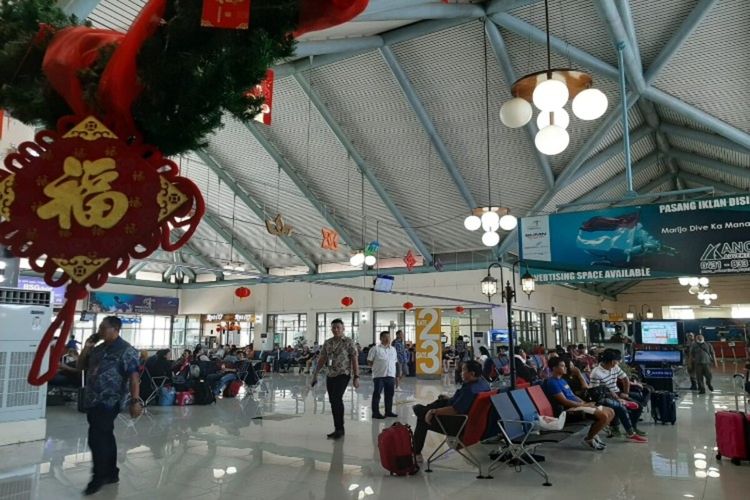 Para penumpang menunggu penerbangan di terminal keberangkatan Bandara Internasional Sam Ratulangi Manado, Selasa (28/1/2020) pukul 13.27 WITA
