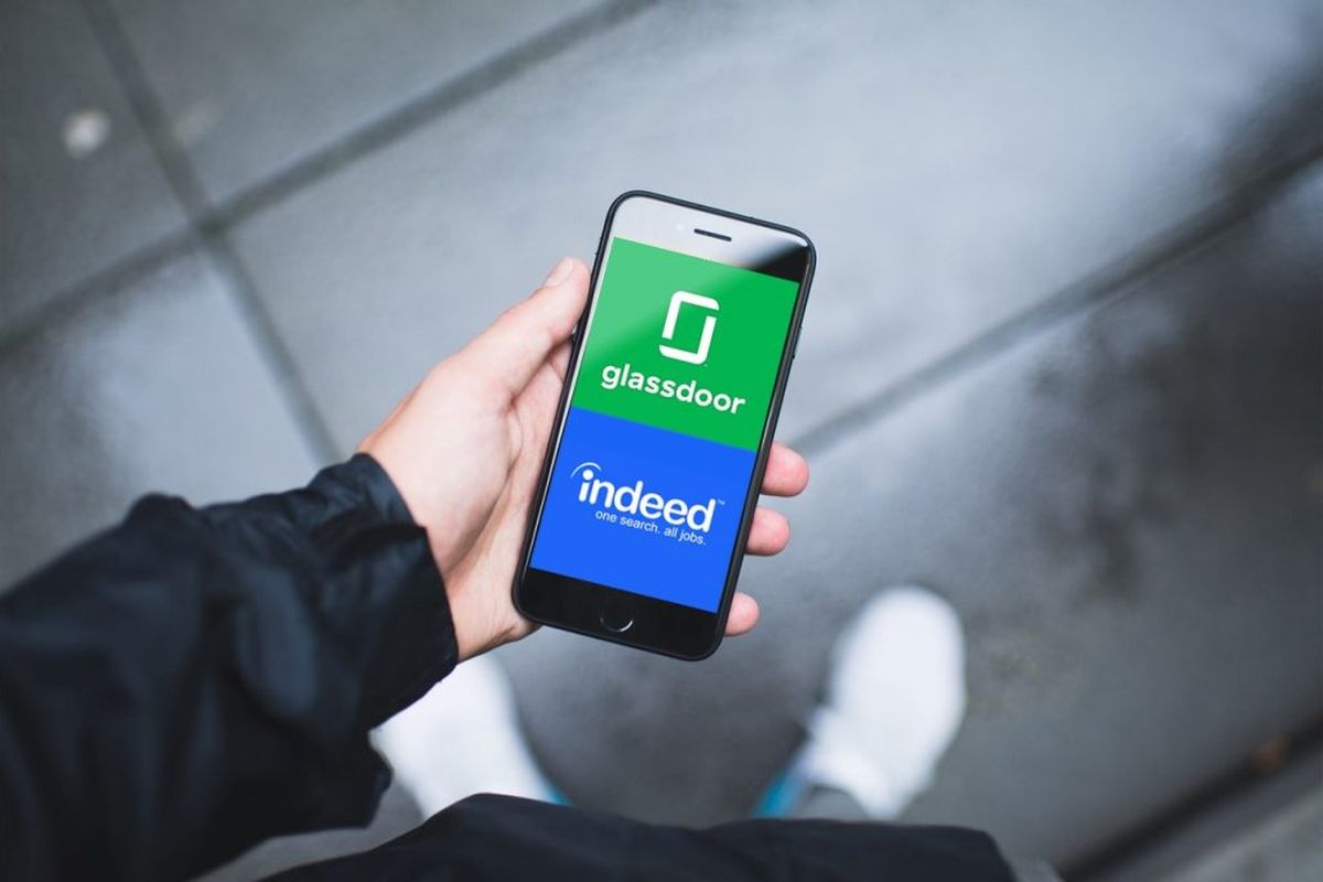 Ilustrasi logo aplikasi pencari kerja, Indeed dan Glassdoor. 