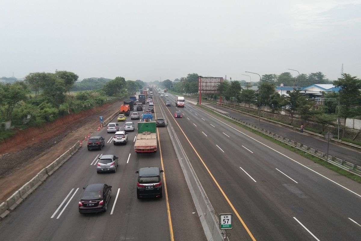 Arus kendaraan di kilometer 57 tol Jakarta - Cikampek pada 2 April 2022