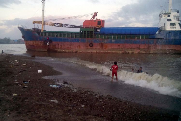 Kapal KM. Bintang 28 yang karam di bibir pantai Desa Mangon, Kecamatan Sulabesi Tengah, Kabupaten Kepulauan Sula, Maluku Utara.