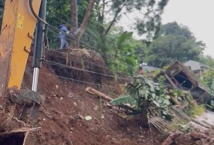 Curah Hujan Tinggi Picu Longsor di Puncak Bogor, Akses Jalur Alternatif Tertutup.