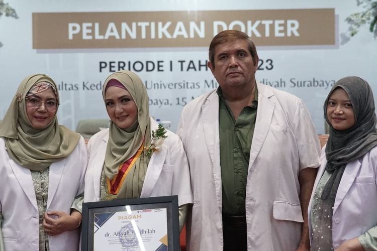 Satu keluarga sukses lulus dari pendidikan dokter.