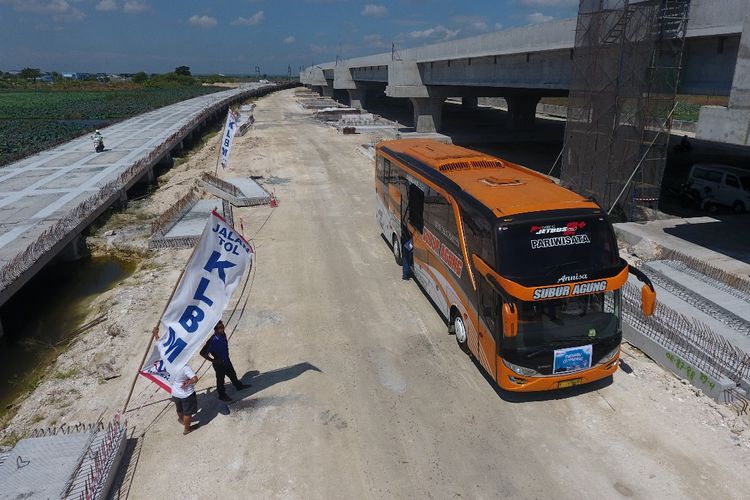 Sebagian pekerja di jalan tol KLBM saat diberangkatkan mudik gratis ke kampung halaman, Rabu (29/5/2019).