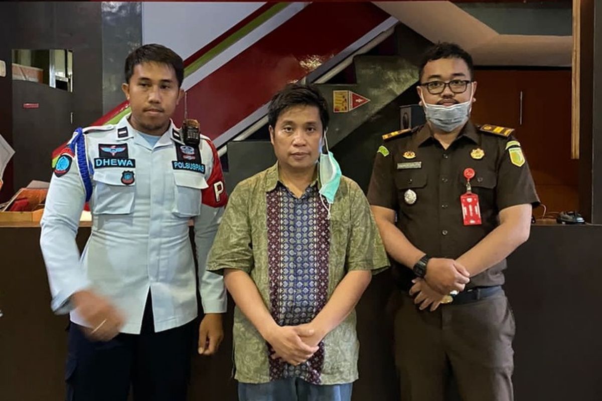 JE (tengah) terdakwa kasus kekerasan seksual sekolah SPI Kota Batu