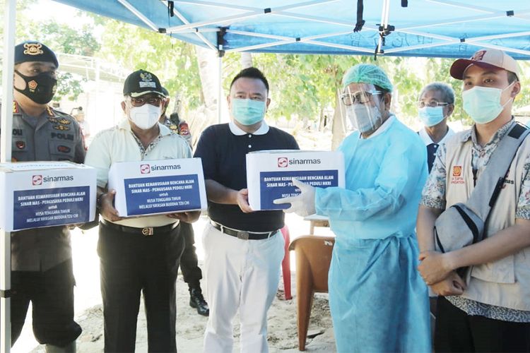 Wakil Ketua Umum ETF Hong Tjhin (tengah) secara simbolis menyerahkan bantuan kemanusiaan pada para relawan medis Tzu Chi yang akan meneruskannya ke warga masyarakat. 