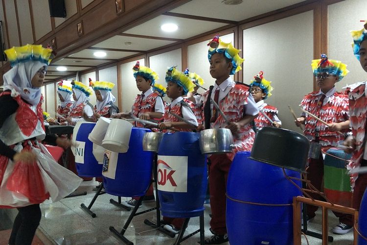 Siswa-siswi kelompok drumben atau marching band SDN Rawa Badak Utara 01, Jakarta Utara, memainkan alat musik dari barang-barang bekas saat tampil di Balai Kota DKI Jakarta, Senin (14/10/2019).