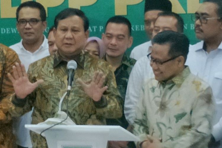 Ketua Umum Partai Gerindra Prabowo Subianto seusai bertemu Ketua Umum Partai Kebangkitan Bangsa (PKB) Muhaimin Iskandar atau yang akrab disapa Cak Imin di kantor DPP PKB, Jalan Raden Saleh, Jakarta Pusat, Senin (14/10/2019) malam.