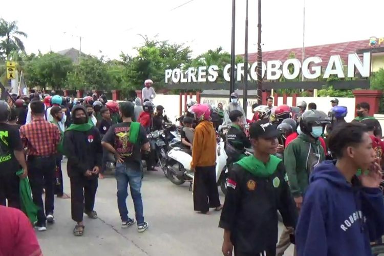 Ratusan anggota Pencak Silat Nahdlatul Ulama (PSNU) Pagar Nusa menggeruduk Mapolres Grobogan meminta beberapa rekannya yang terlibat kasus dugaan perkelahian untuk dibebaskan, Senin (29/11/2021) siang.