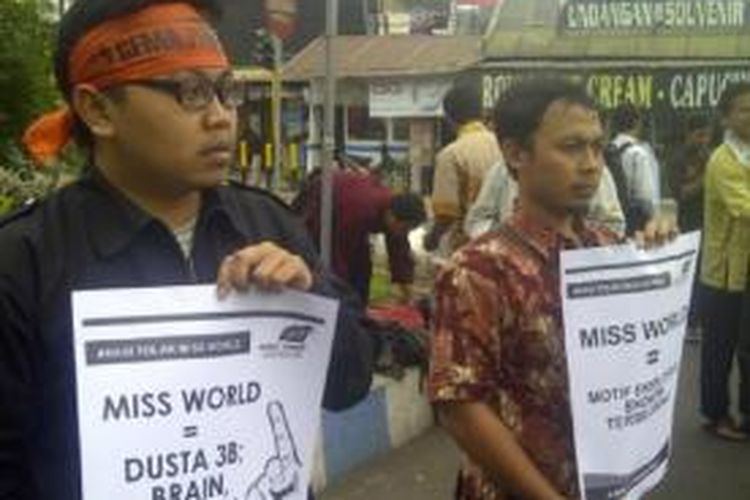 Puluhan aktivis Hizbut Tahrir Indonesia (HTI) Kota Malang, Jawa Timur, berunjuk rasa menolak penyelenggaraan Miss World di Bali, Sabtu (7/9/2013).