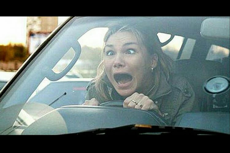 Ilustrasi seorang pengemudi wanita yang tengah panik.