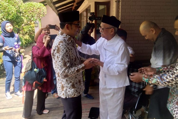 Ridwan Kamil saat bertemu dengan tokoh Jabar, Solihin GP di kediamannya, Jalan Cisitu, Bandung, Kamis (28/6/2018).