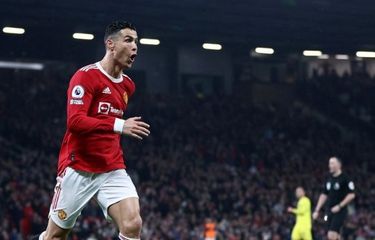 Cristiano Ronaldo usai mencetak gol pada laga MU vs Brentford dalam laga pekan ke-35 Liga Inggris, di Old Trafford, 2 Mei 2022.