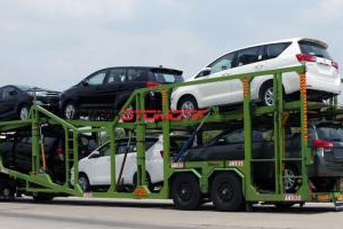 Toyota All-New Kijang Innova tepergok kamera di kawasan Karawang, Jawa Barat, Jumat (13/11/2015).