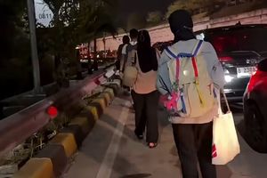 Transjakarta Terjebak Macet 45 Menit di Exit Tol Sawangan, Penumpang Turun Jalan Kaki