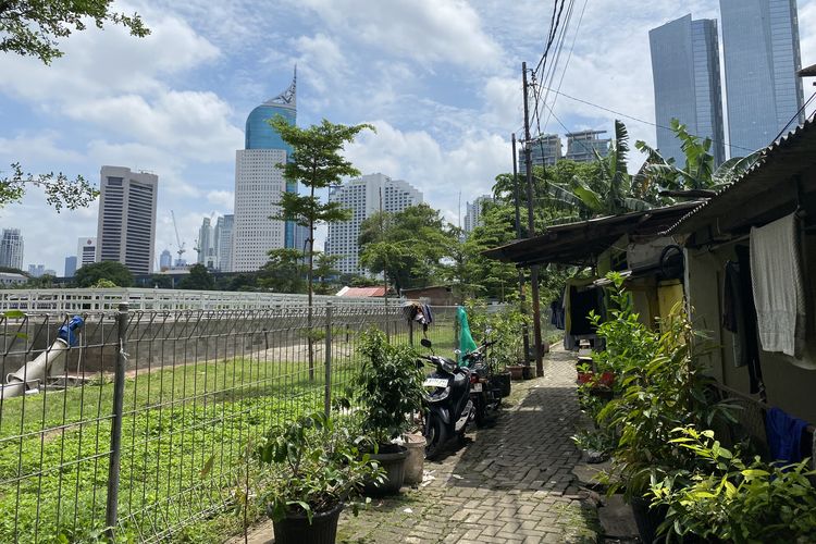 Suasana RW 06 Kampung Kebon Melati Jakarta Pusat yang berdampingan dengan Waduk Melati dan gedung-gedung tinggi 