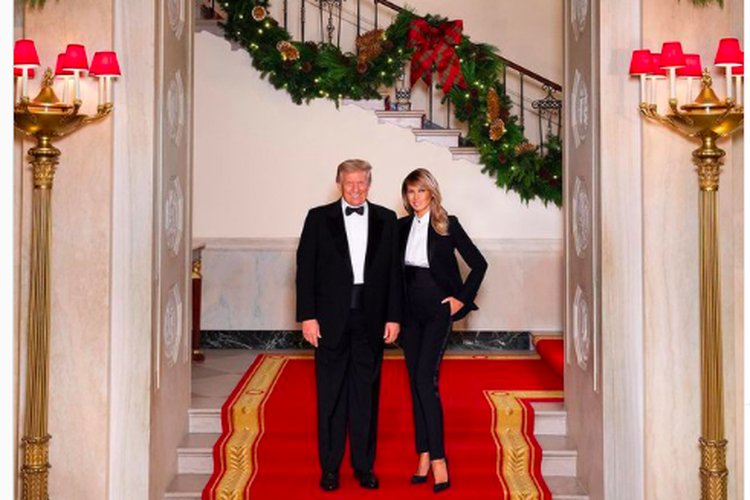 Melania Trump dan Presiden Donald Trump meluncurkan potret resmi Natal 2020 mereka dengan pose berdiri di tangga Grand Gedung Putih.