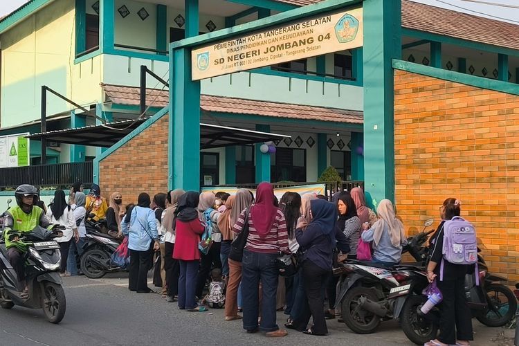 Hari Pertama Sekolah, Orangtua Antar Anak dan Menunggu di Gerbang SD Tangsel
