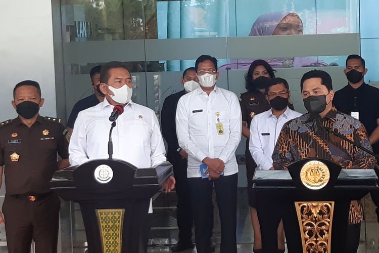 Menteri BUMN Erick Thohir dan Jaksa Agung ST Burhanuddin dalam konferensi pers mengenai pelaporan kasus dugaan korupsi pembelian pesawat ATR 72 seri 600.