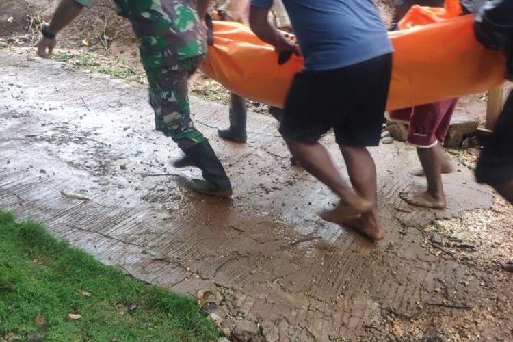 Aparat keamanan mengevakuasi salah satu korban tewas akibat bencana longsor yang terjadi di Kota Jayapura, Papua, Jumat (7/1/2022)