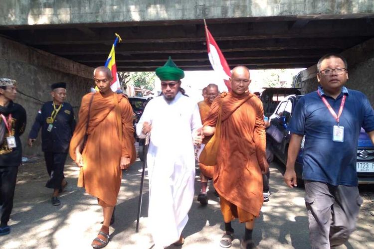 Para Bhikkhu disambut antusias oleh masyarakat maupun organisasi masyarakat lintas agama saat melakukan tradisi Thudong, di daerah Jawa Barat, Senin (15/5/2023).