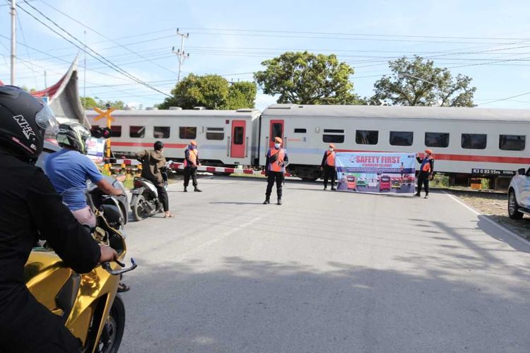 PT KAI Sumbar melakukan sosialisasi keselamatan berlalu lintas di perlintasan sebidang kereta api, Jumat (4/12/2020)